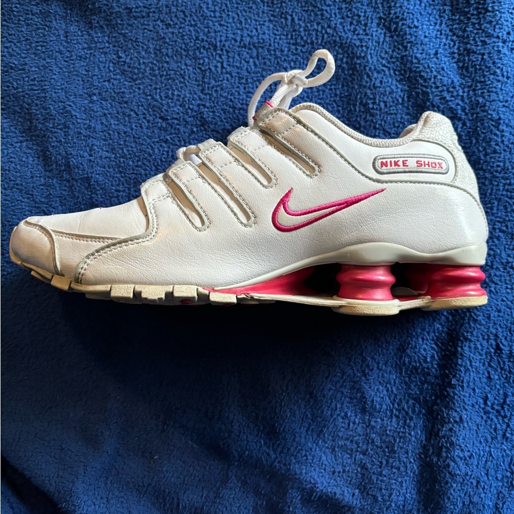 Women’s white/pink size 9.5 Nike Shox shoes